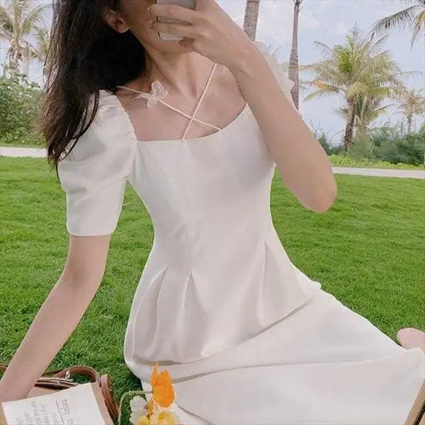 Белое летнее платье с французским квадратным воротником и пышными рукавами 